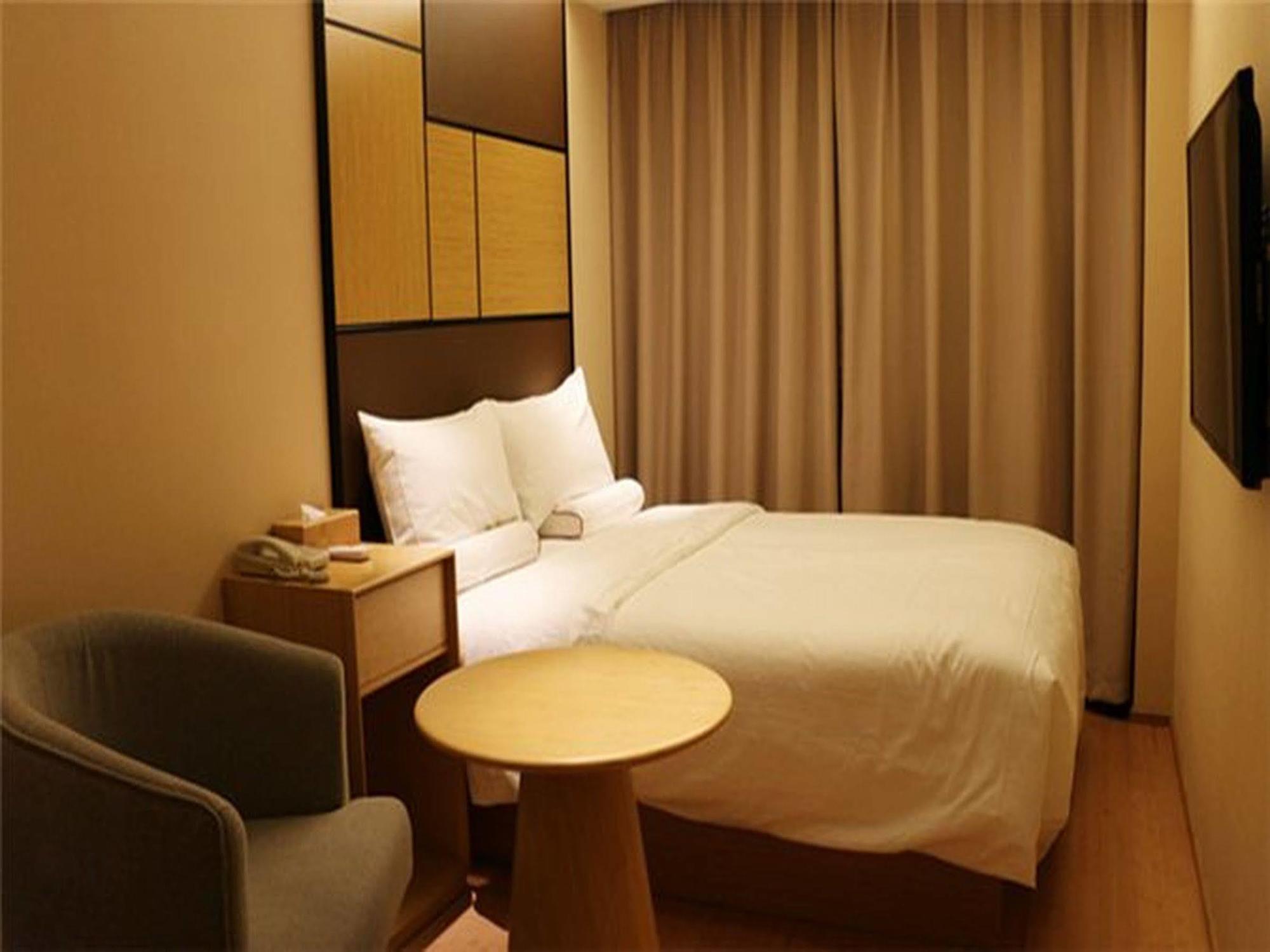 Donghua Hotel Beijing Exterior photo
